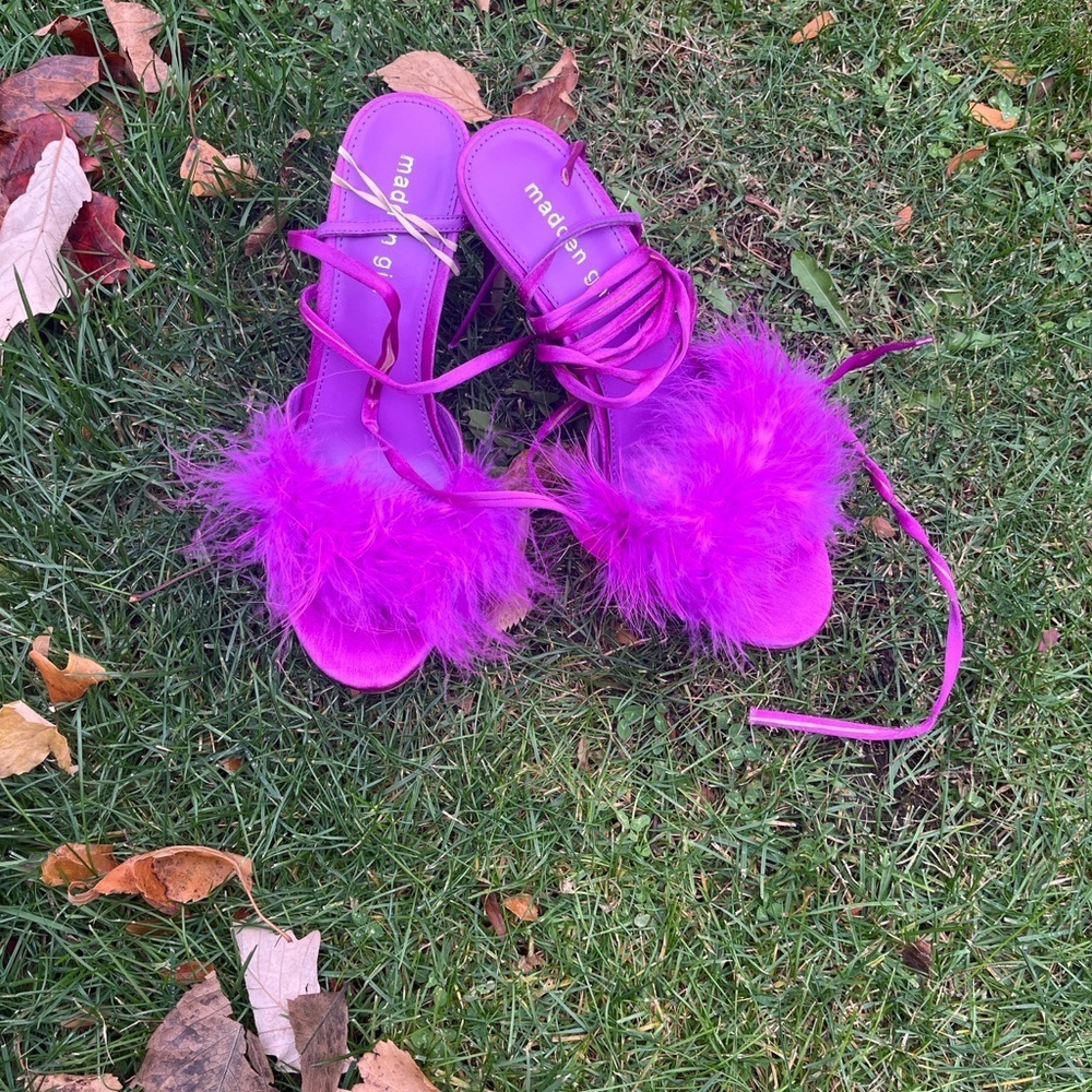 Madden Girl 8 Elegant Pink Feathered Women's Sandals - Picture 3 of 4